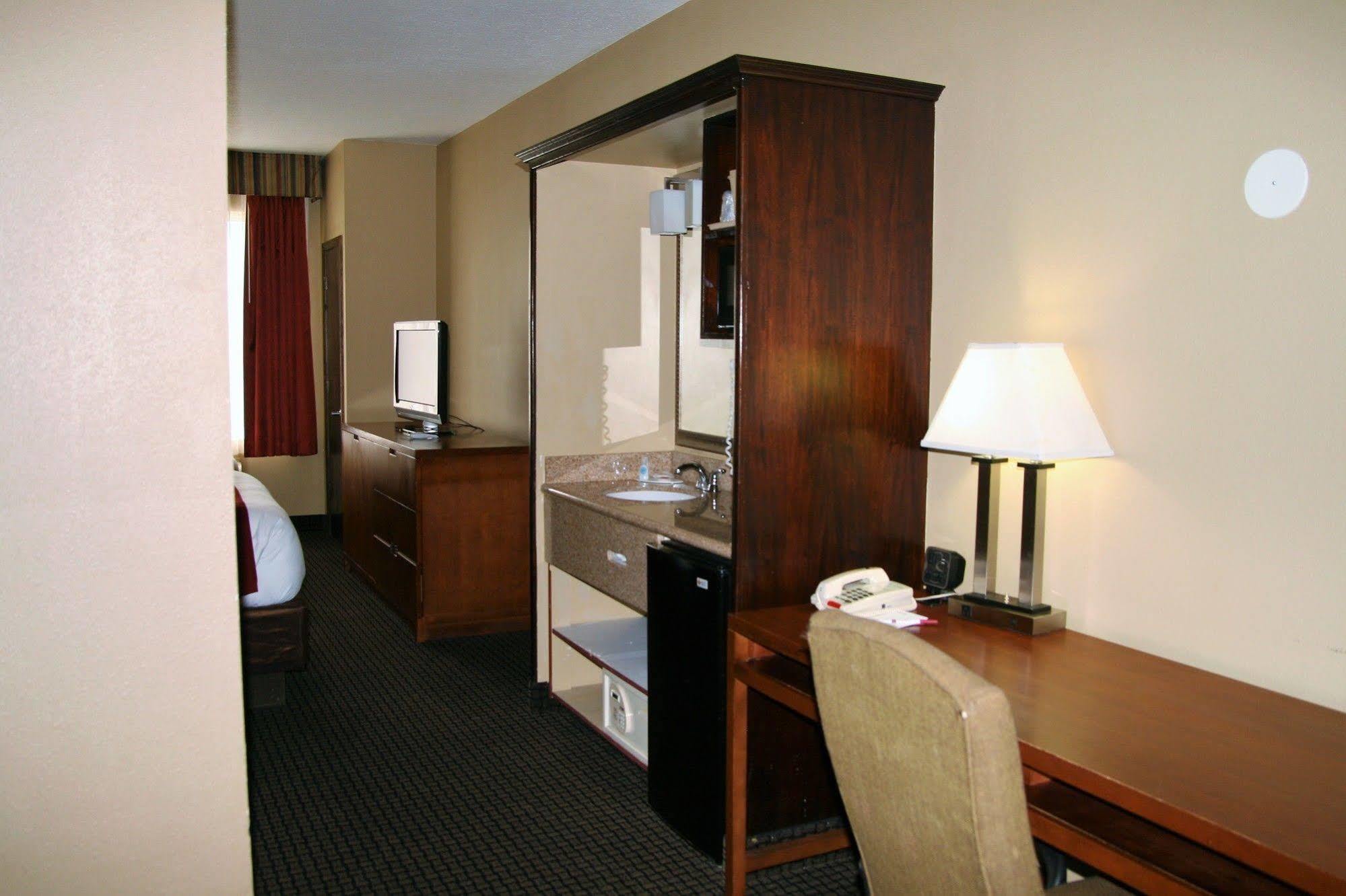 Baymont By Wyndham Colorado Springs Hotel Bagian luar foto